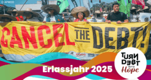 Banner mit der Aufschrift "CANCEL the DEBT" welchen von Menschen gehalten wird. Darunter steht "Erlassjahr 2025".